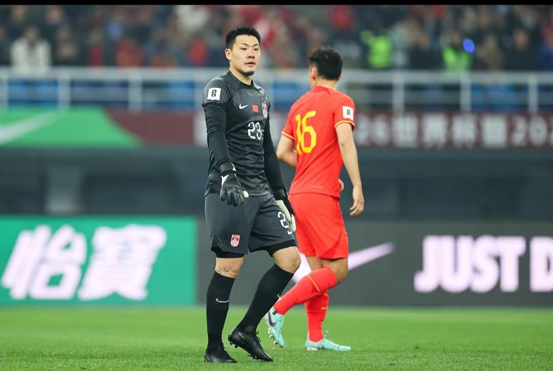 比赛中球员硬碰硬，为球队取得压倒性胜利