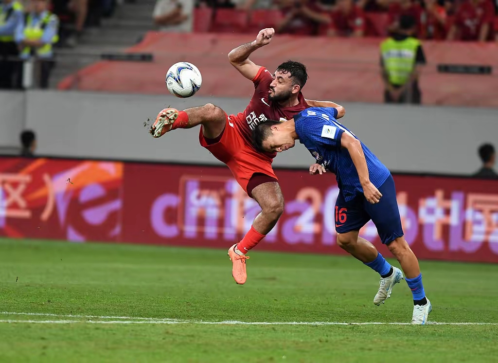 足球赛场上的激战让人目不暇接，谁能笑到最后的简单介绍