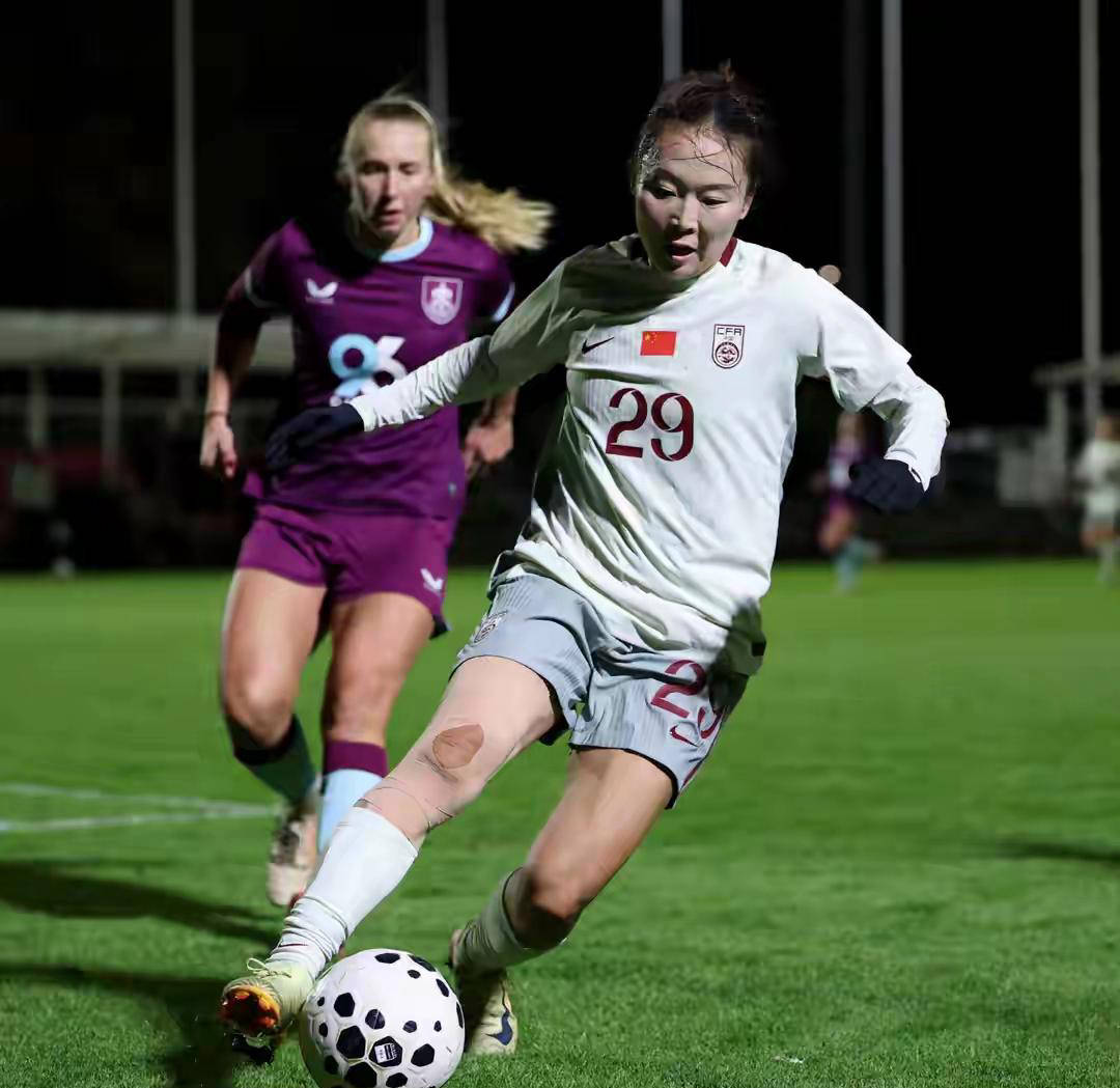 包含中国女足球员勇夺胜利，展现实力与拼搏精神的词条